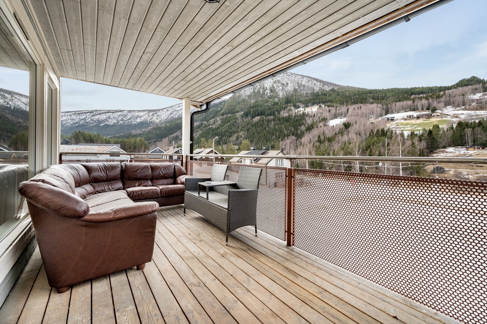 Romslig terrasse. Galleribilde