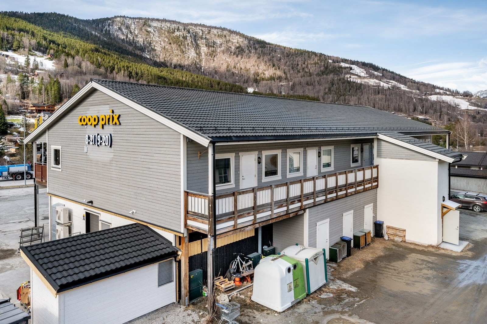 Hver leilighet disponerer parkeringsplass bak bygget i forkant av hver sin bod. Galleribilde