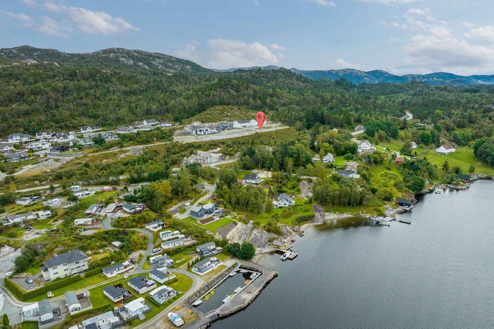 Her bor du høyt i terrenget på solsiden av Skjoldastraumen med nydelig utsikt mot vest og til sjøen. Galleribilde