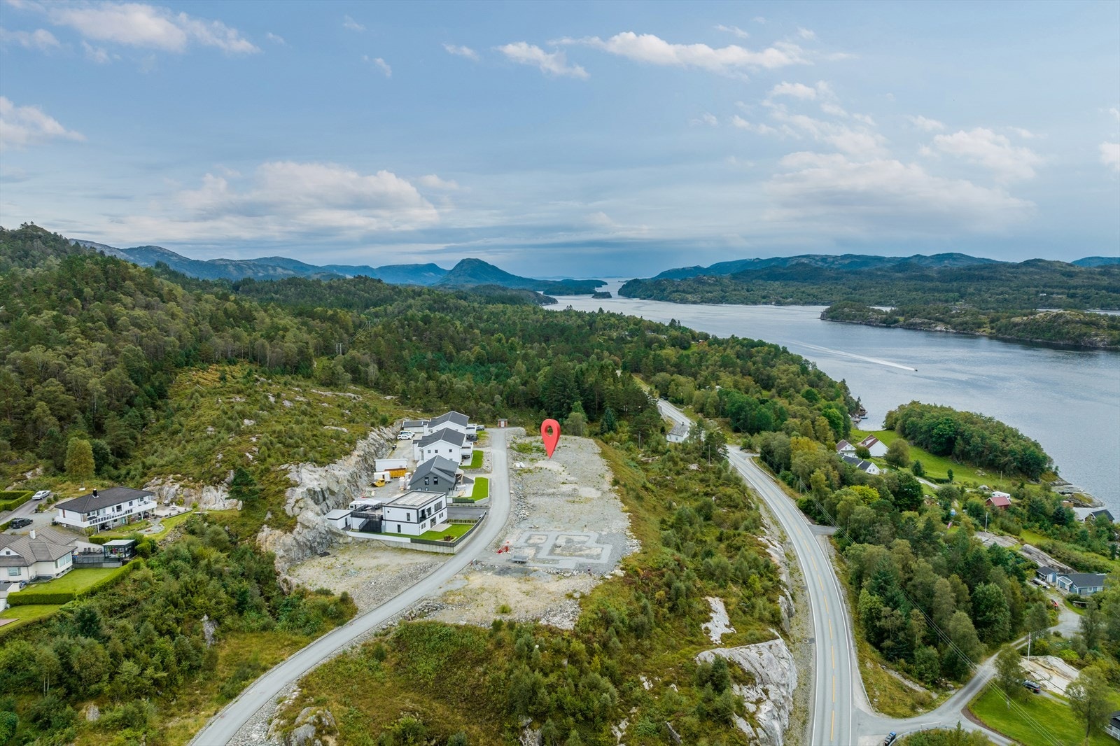 Kjekk tomt med ypperlig plassering i fremste rekke og flott utsikt! Galleribilde
