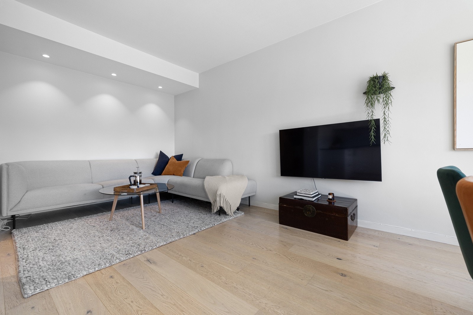 Rikelig med plasstil stor sofagruppe, TV-bord, spisestue og øvrig ønsket møblement. Galleribilde