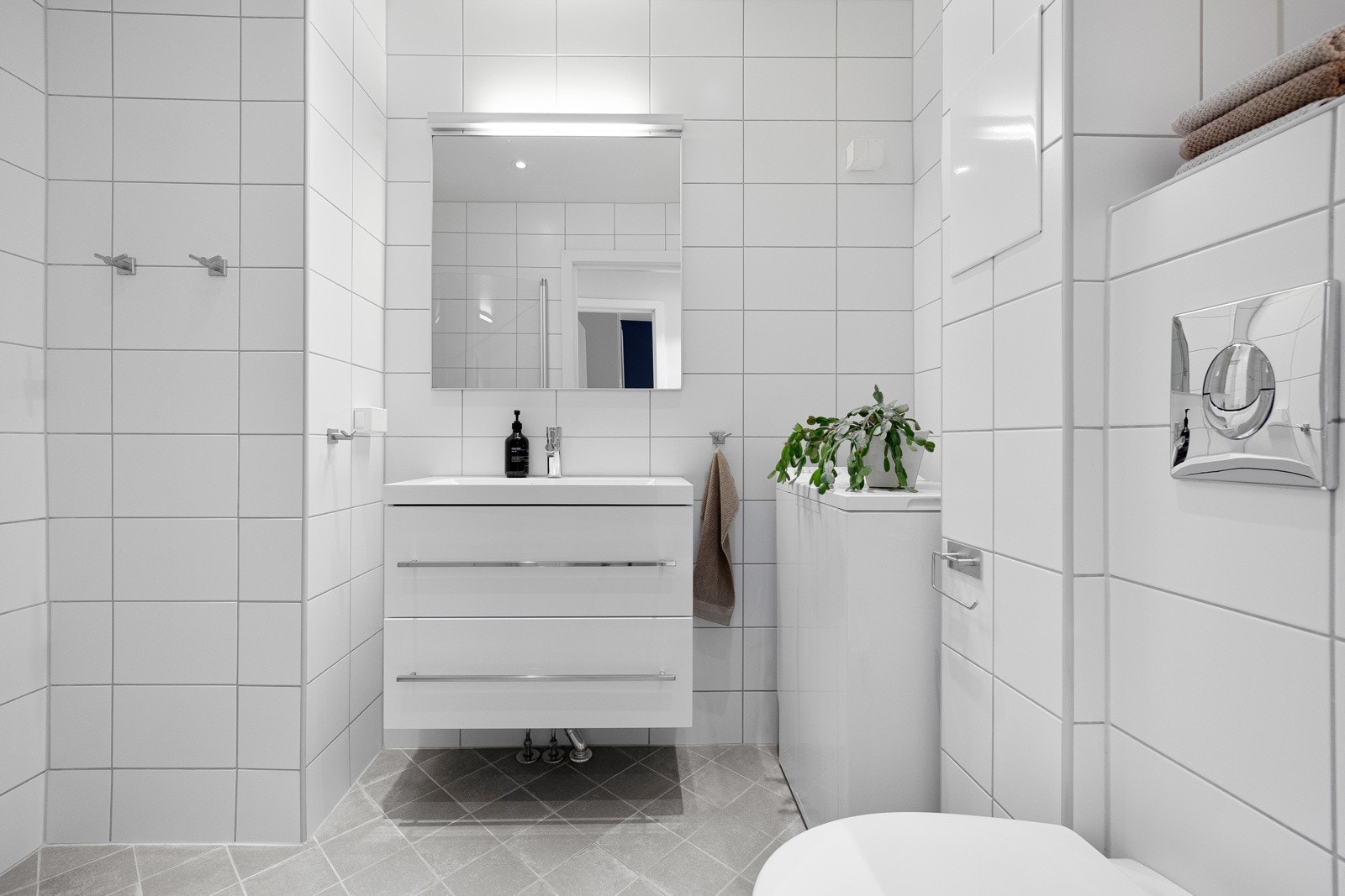 Pent flislagt bad/wc fra 2013 med elektriske varmekabler. Galleribilde