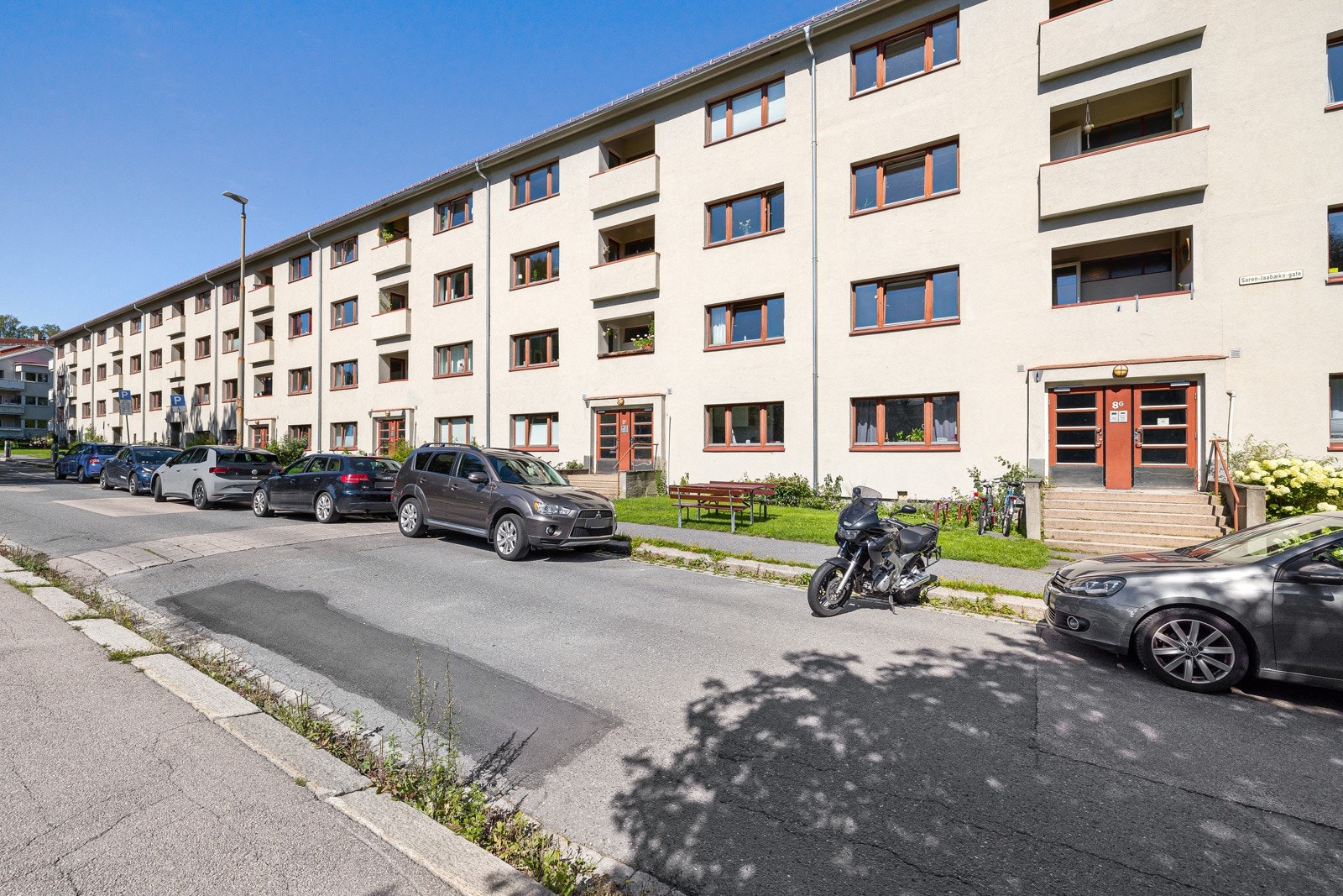 Det er beboerparkering rett utenfor døren. Galleribilde