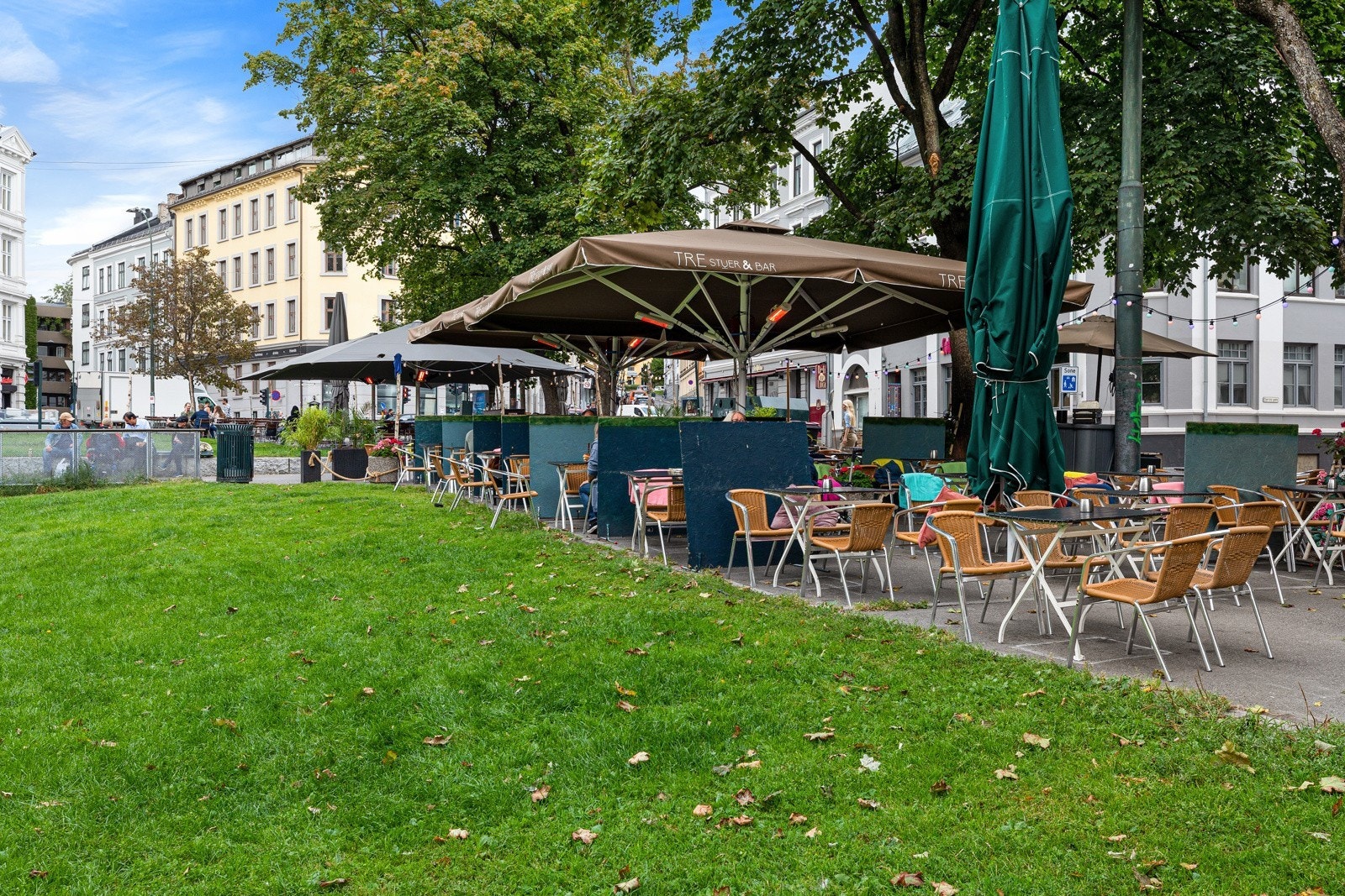 Hyggelig uteservering på Alexander Kiellands plass på sommerstid Galleribilde