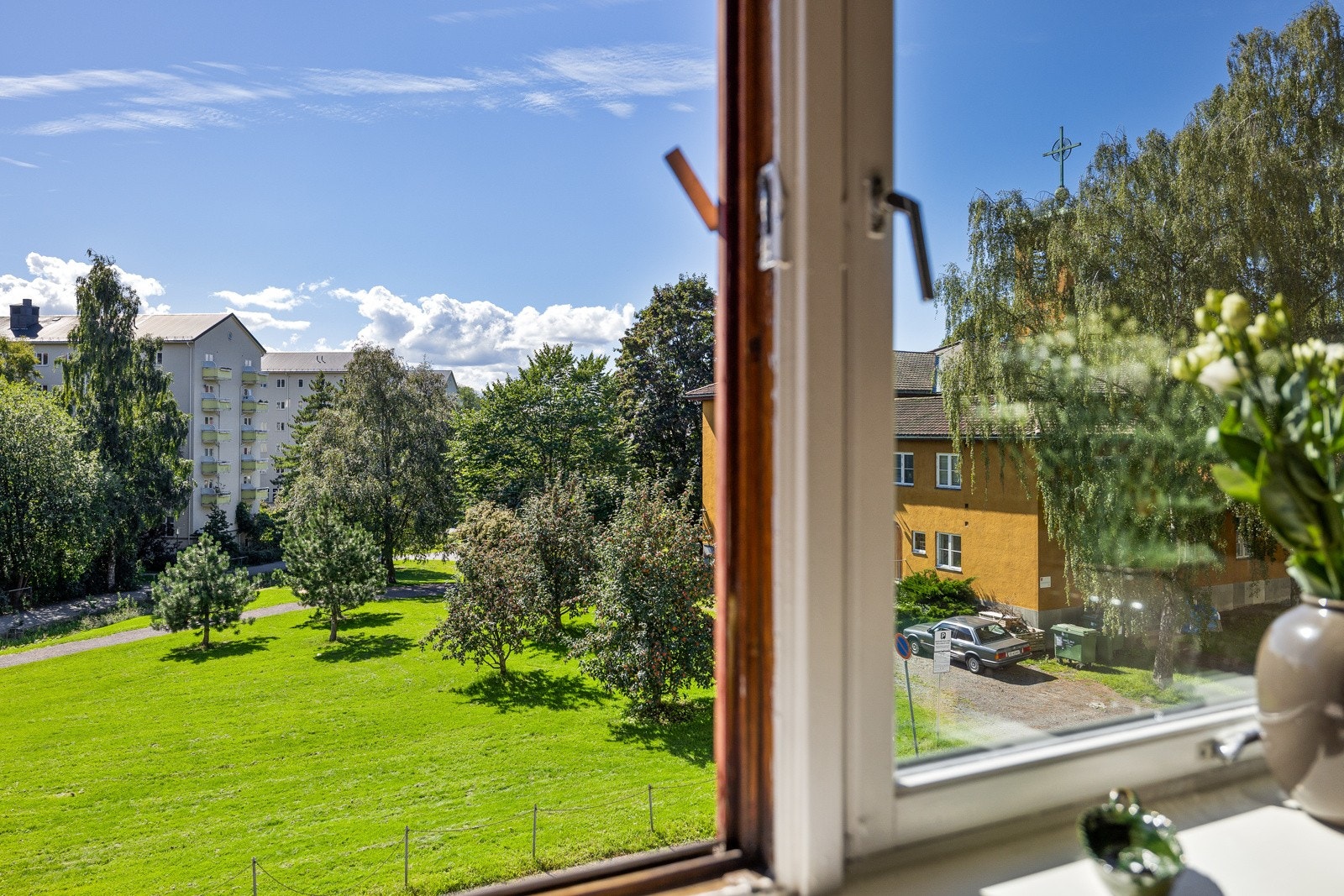 Idyllisk og grønt utsyn med god distanse til nærliggende naboer. Galleribilde
