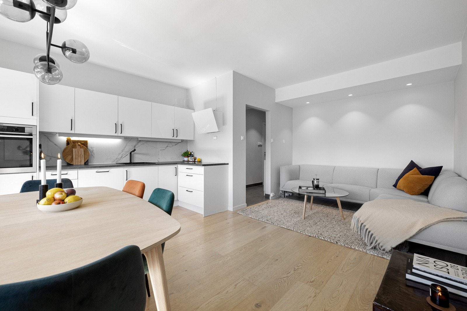 Svært stor og innbydende stue med tidsriktige fargetoner og en-stavs parket på gulv. Galleribilde