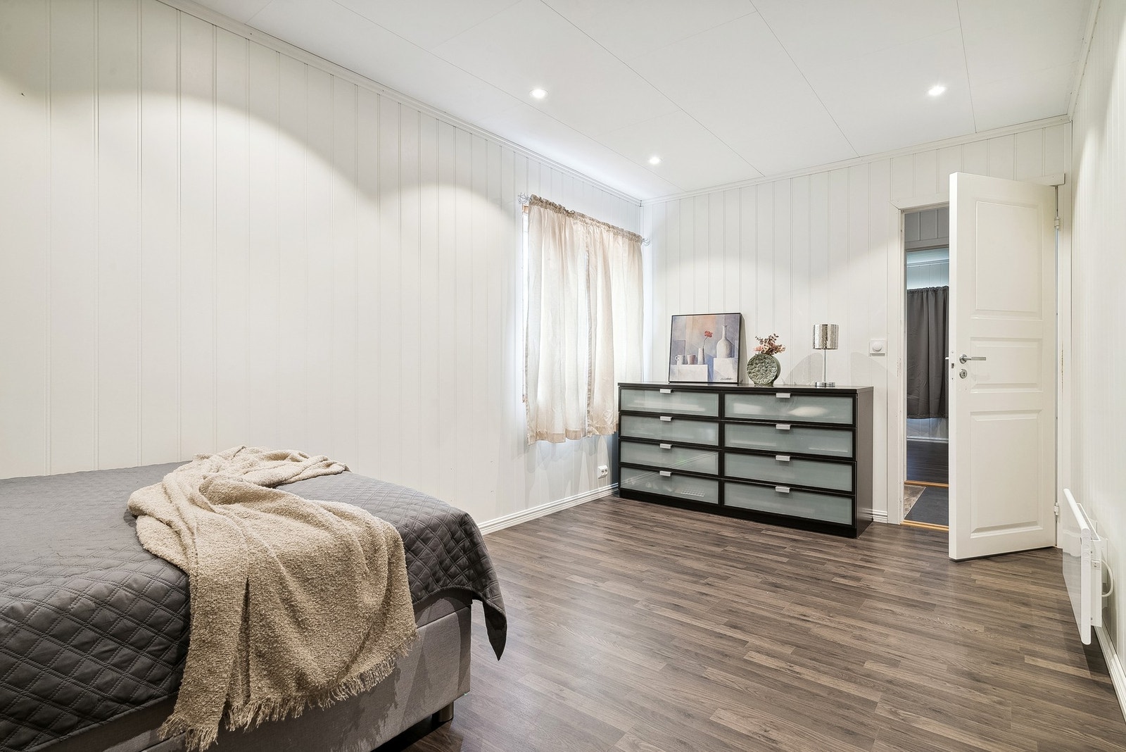 På dette rommet er vindu nylig byttet. Galleribilde