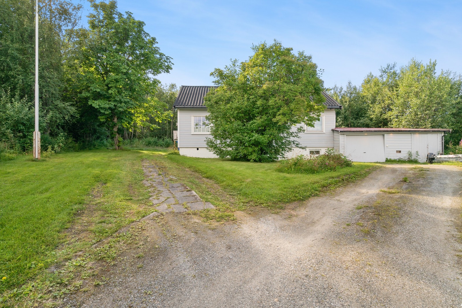 Garasjen er nylig oppgradert med nytt tak, takrenner, nedløp og vindskibord. Galleribilde