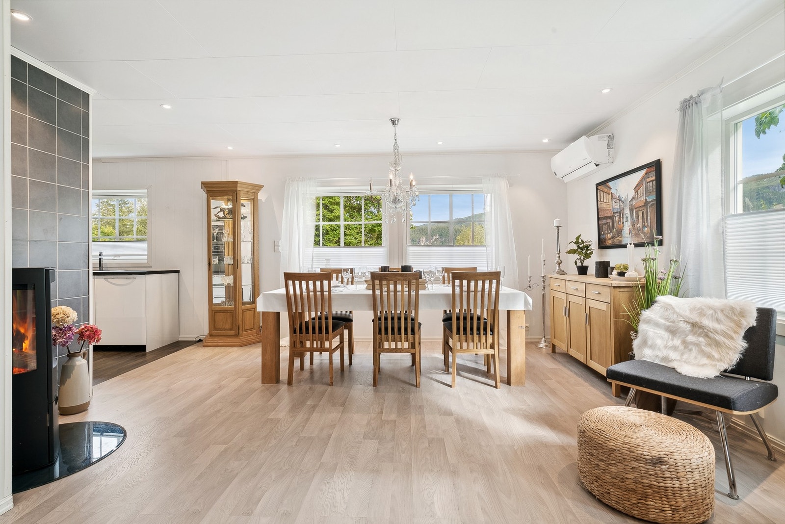 Naturlig plass for spisestue ved kjøkkenet. Galleribilde