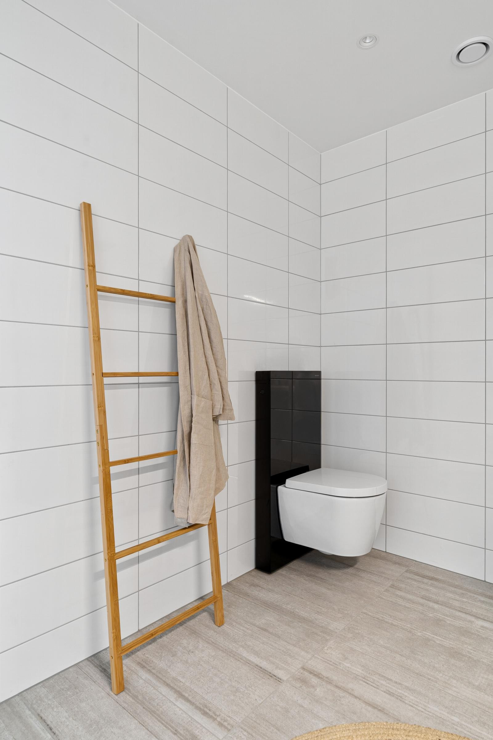 Flislagt bad med 20x50 fliser på vegg og grå 30x60 fliser på vegg (bilde hentet fra tilsvarende bolig)