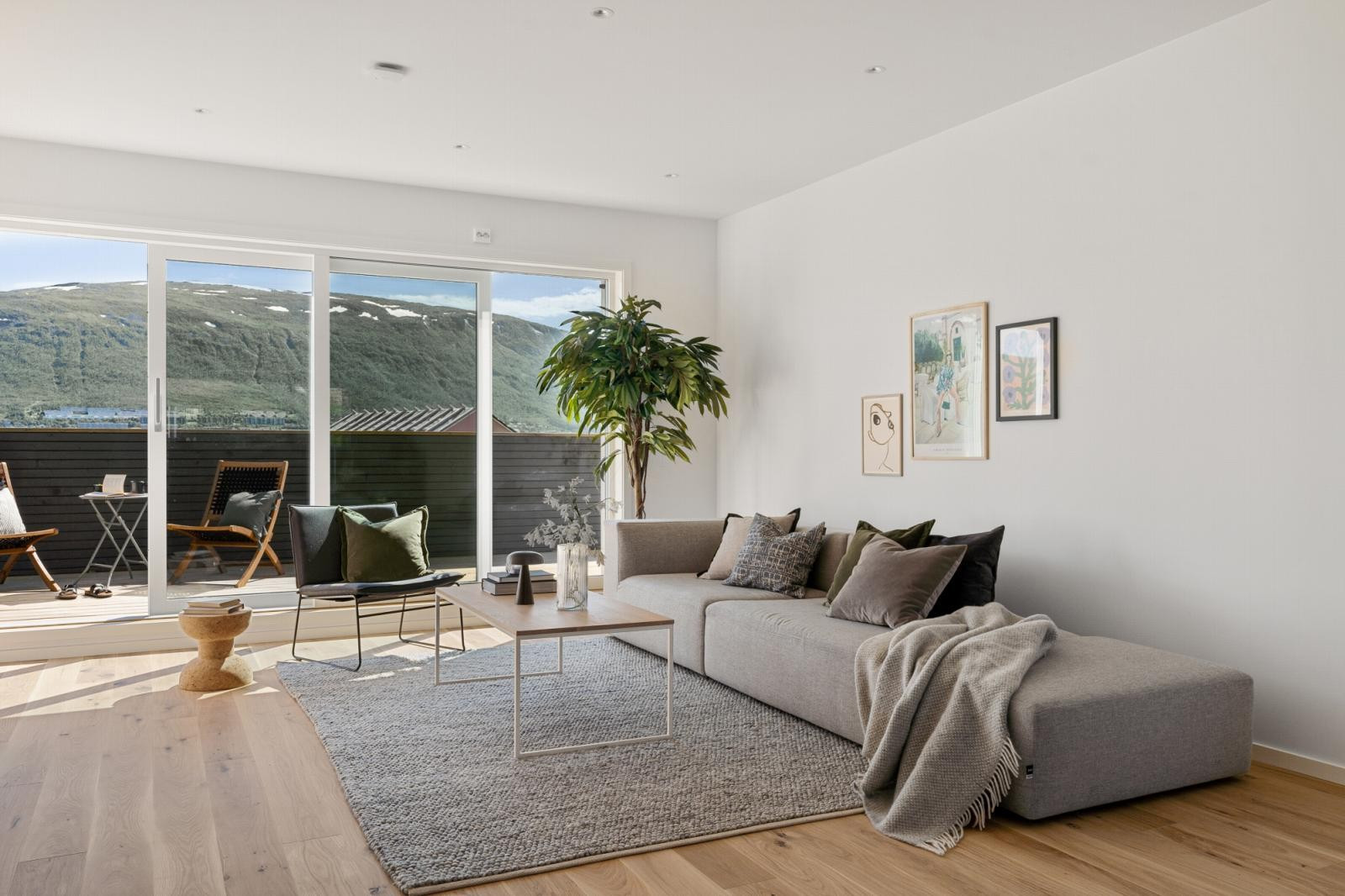 Romslig og moderne stue med utgang til stor veranda med utsikt (bilde hentet fra tilsvarende bolig)