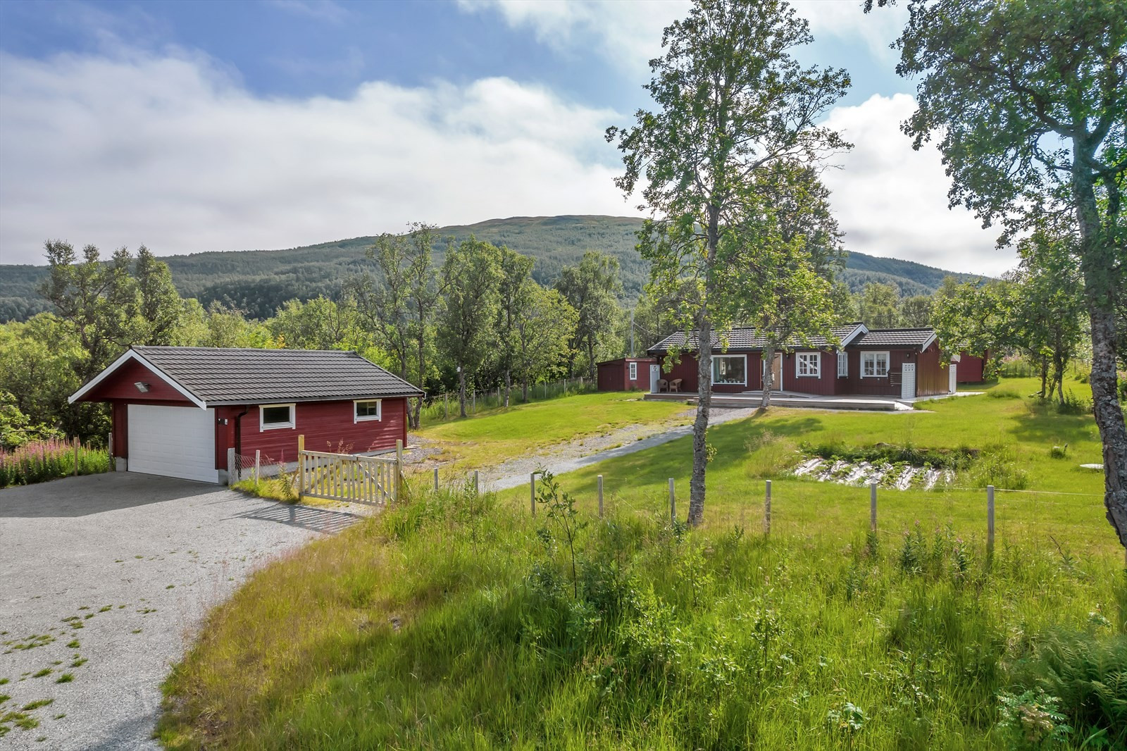 Velkommen til Ullstindvegen 709 på Skittenelv - hytte med bokvaliteter 25 km fra Tromsø