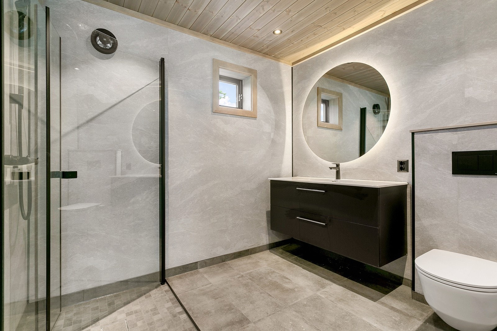 Badet er lyst og fint med flere lekre detaljer Galleribilde