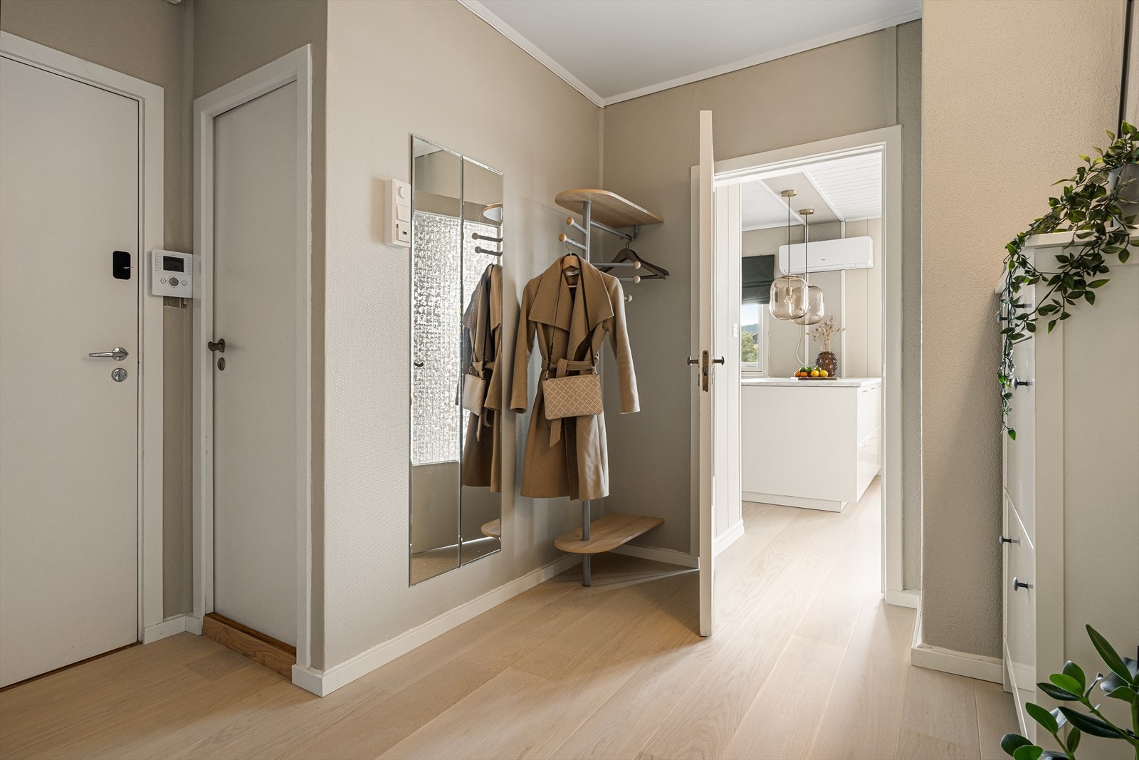 Romslig gang med god plass til ønsket garderobeløsning. Galleribilde