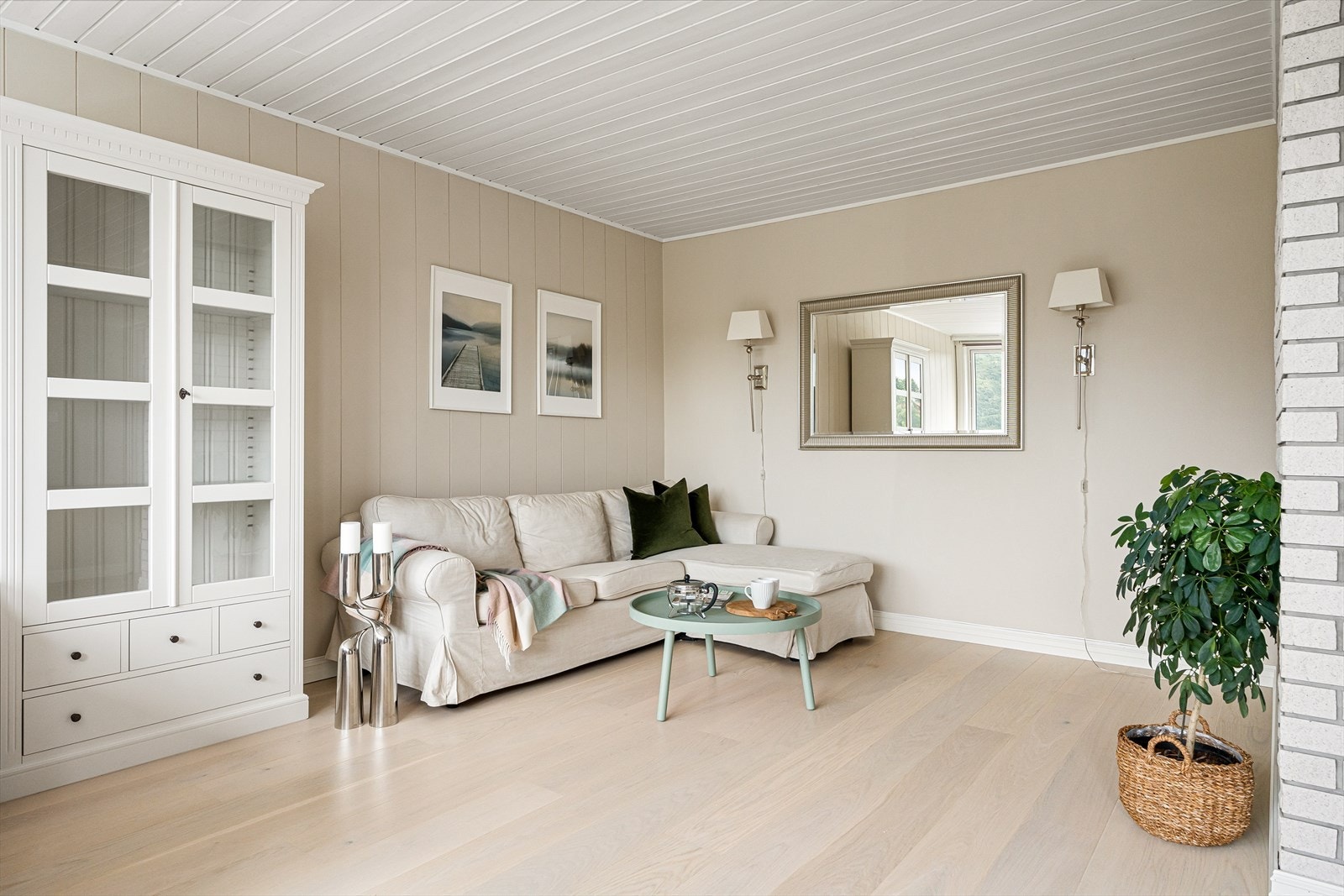 Stuen er malt i lyse og moderne farger. Parkett på gulv fra 2020. Galleribilde