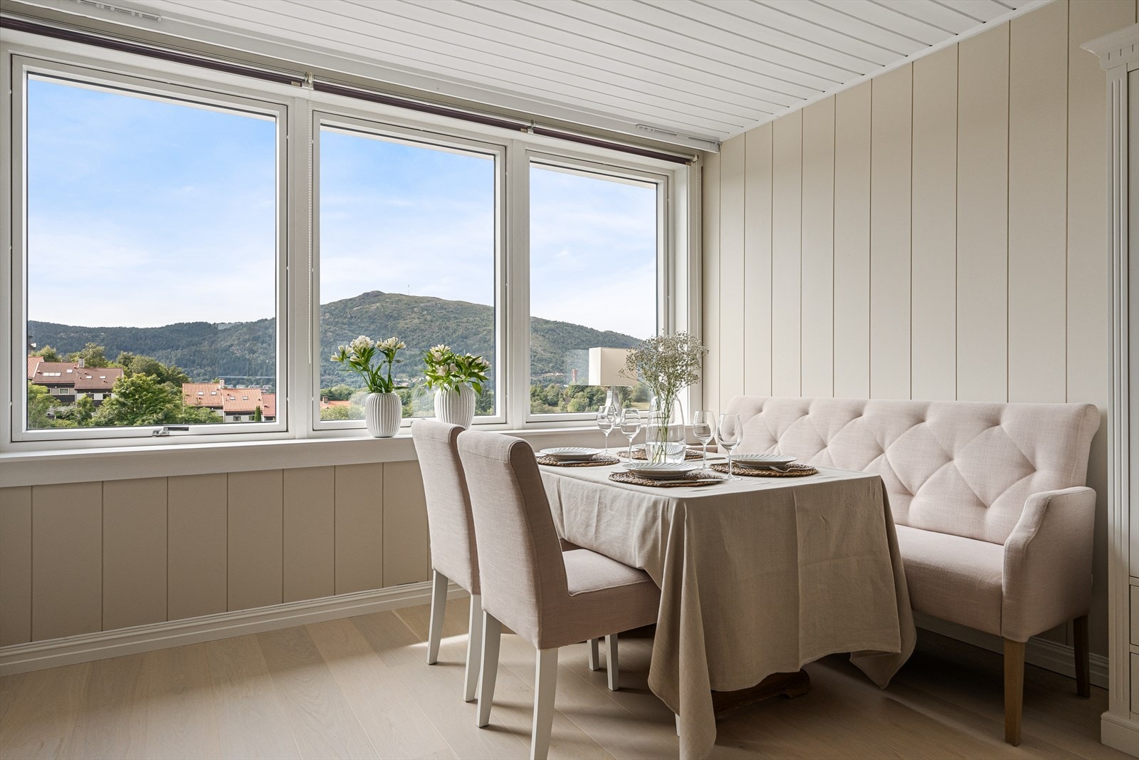 Åpen stue og kjøkkenløsning som er enkel å innrede i flere soner. Galleribilde