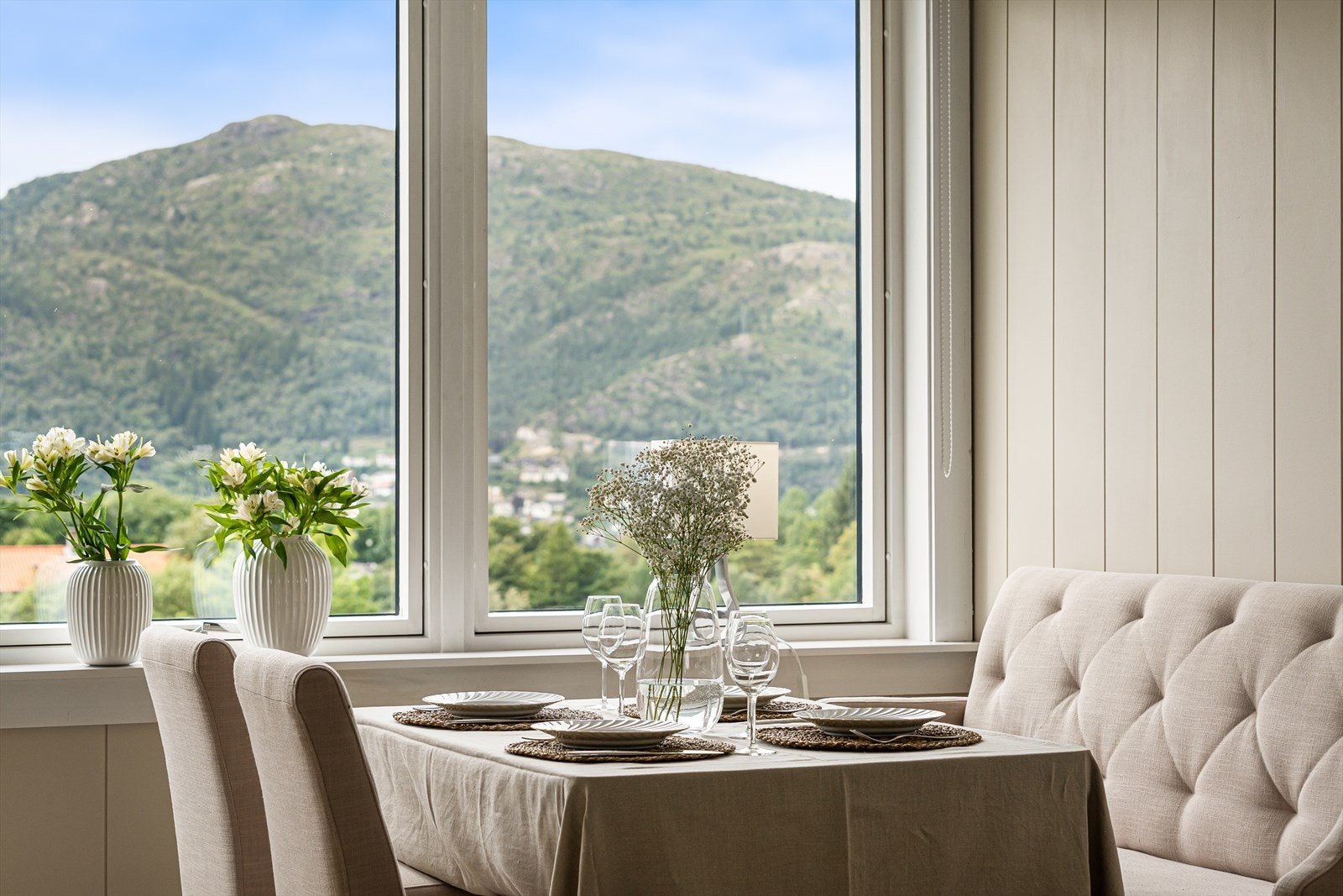 God plass til stort spisebord til mange gjester. Galleribilde