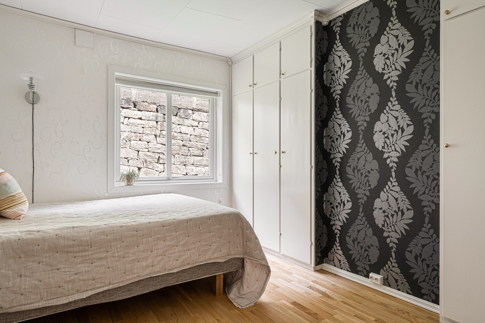 Leiligheten har to romslige soverom på henholdsvis 13,57 m² og 9,4 m² Galleribilde