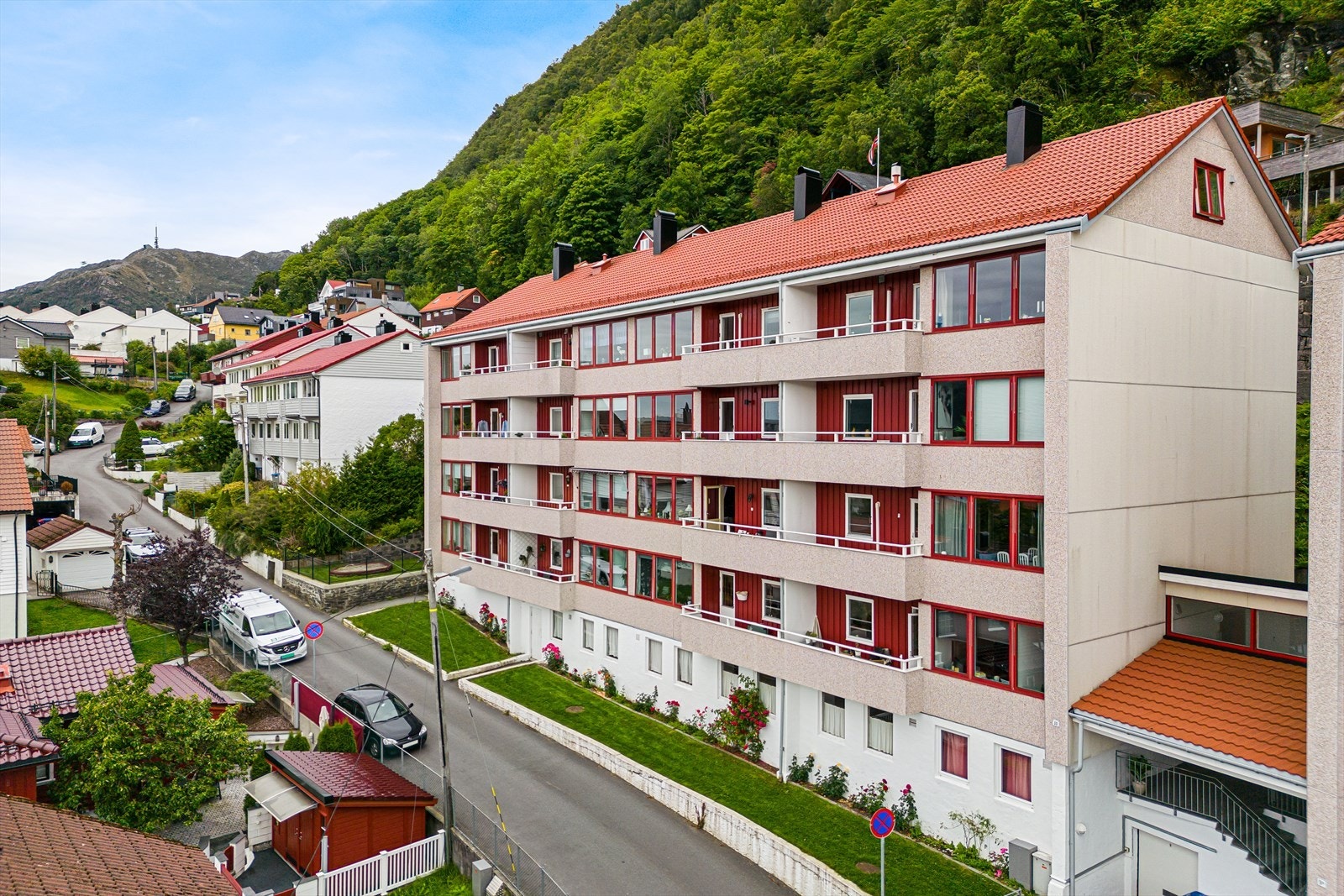 Området er barnevennlig med gangavstand til flere barnehager og skoler. Det er kort vei til Sletten Kjøpesenter med de fleste service- og fasilitets tilbud man skulle trenge i hverdagen. Galleribilde