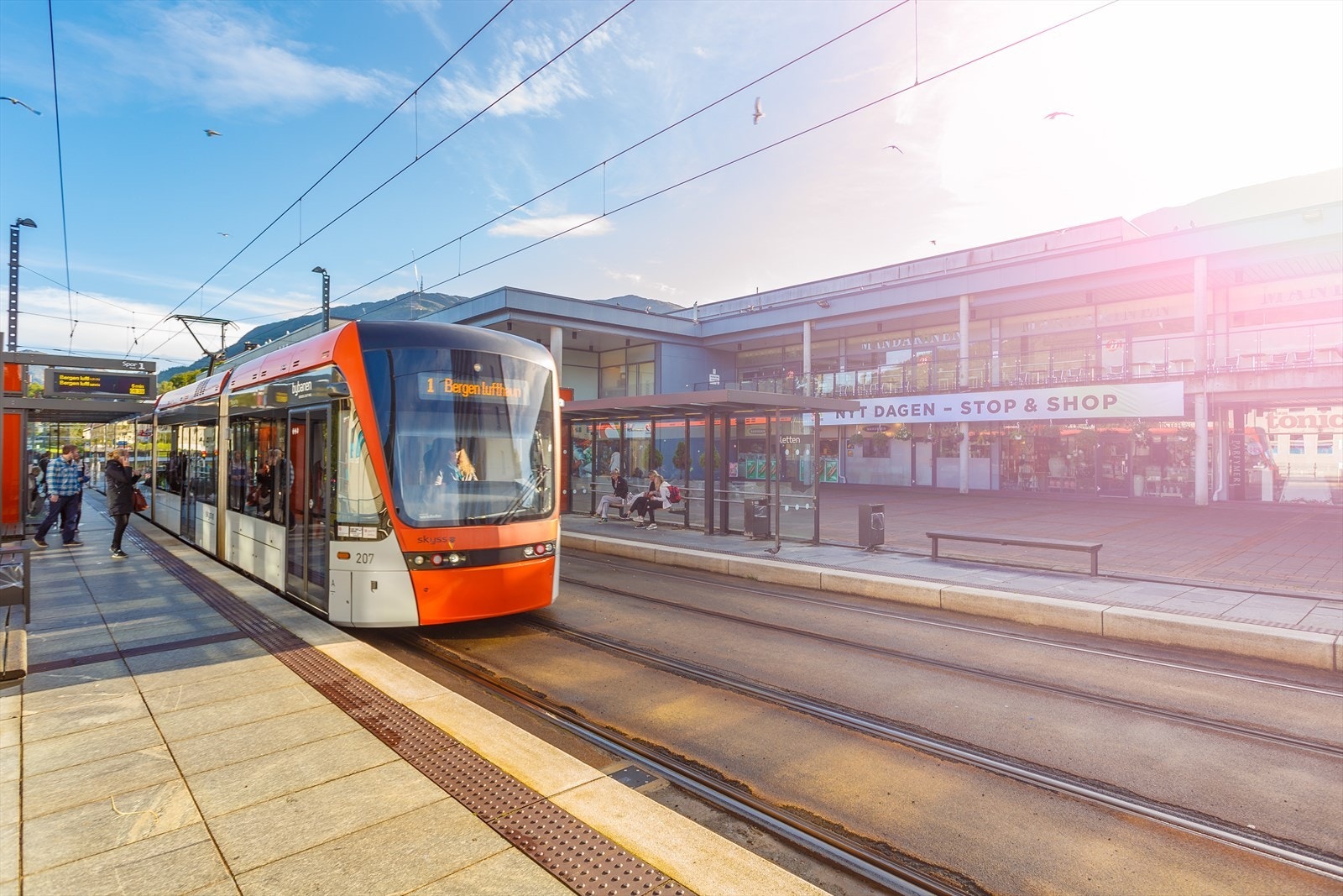 Det er gangavstand til bybanestoppet på Sletten senter. Her finner du også er rikt servicetilbud. Galleribilde