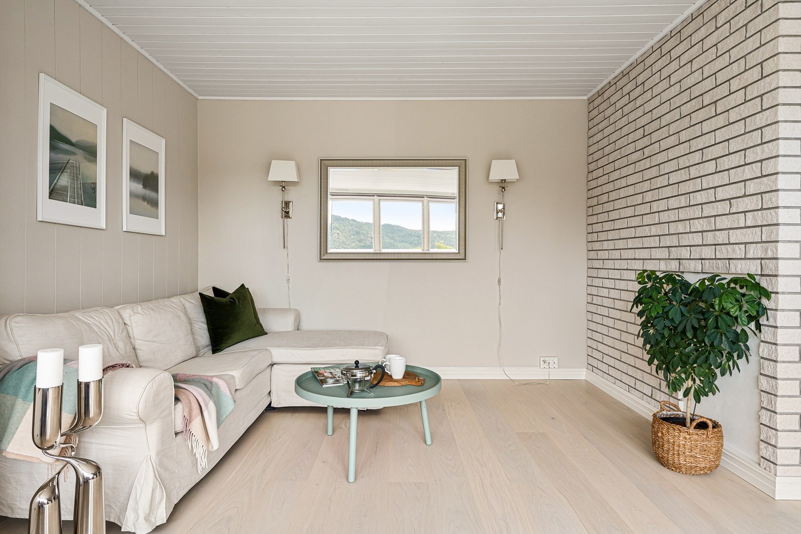 God plass til stor sofakrok og tilhørende mediemøblement. Galleribilde