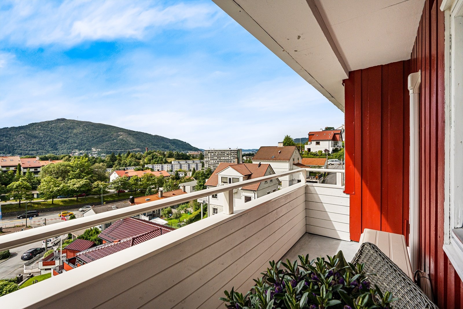 En romslig og moderne 3-roms med nydelig utsikt og meget gode solforhold. Galleribilde