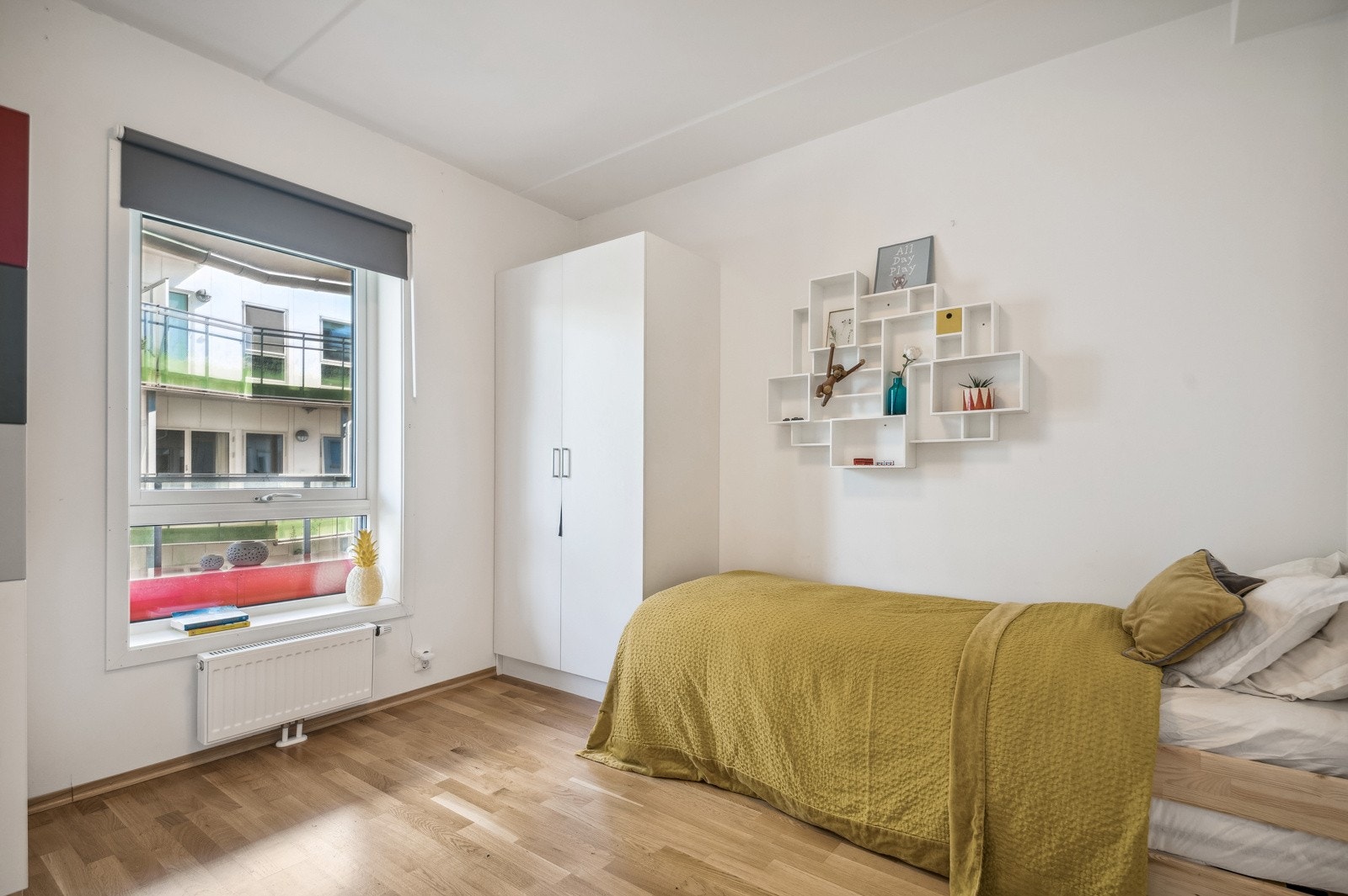 Soverom 2 med garderobeskap Galleribilde