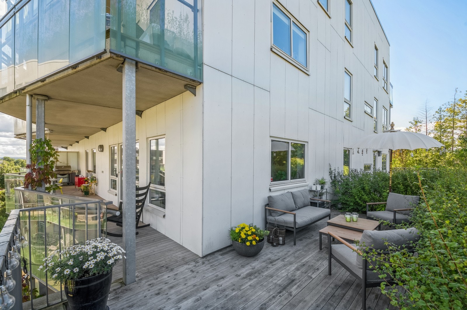 Nordvestvendt markterrasse på hjørnet av boligen Galleribilde