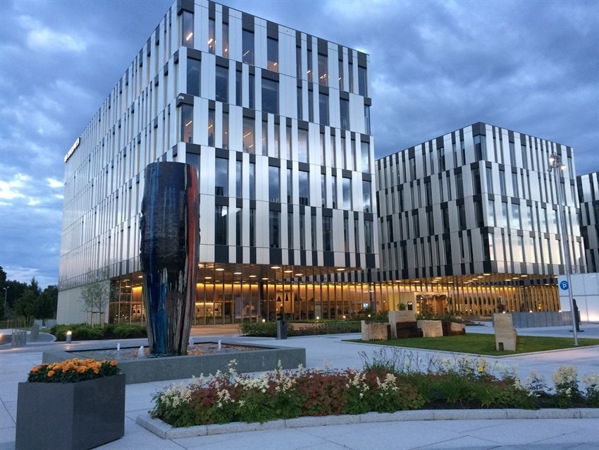 Fornebuporten rett ved med bl.a. stor Kiwi-butikk, apotek og blomsterforretning. Her vil det også bli T-banestopp i 2029 (estimert) Galleribilde