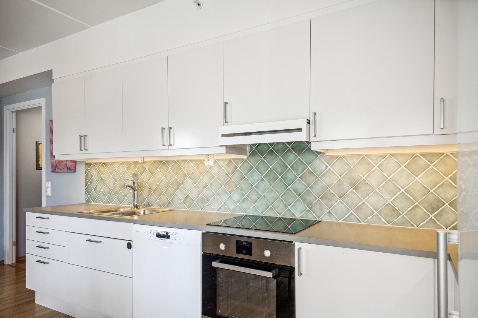 Integrerte hvitevarer som koketopp, stekeovn og oppvaskmaskin medfølger Galleribilde