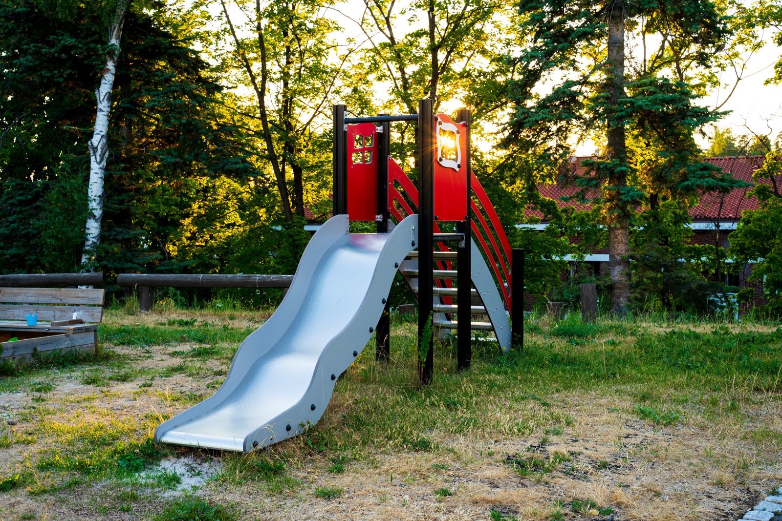 Uteområdet er fint tilrettelagt for store og små Galleribilde