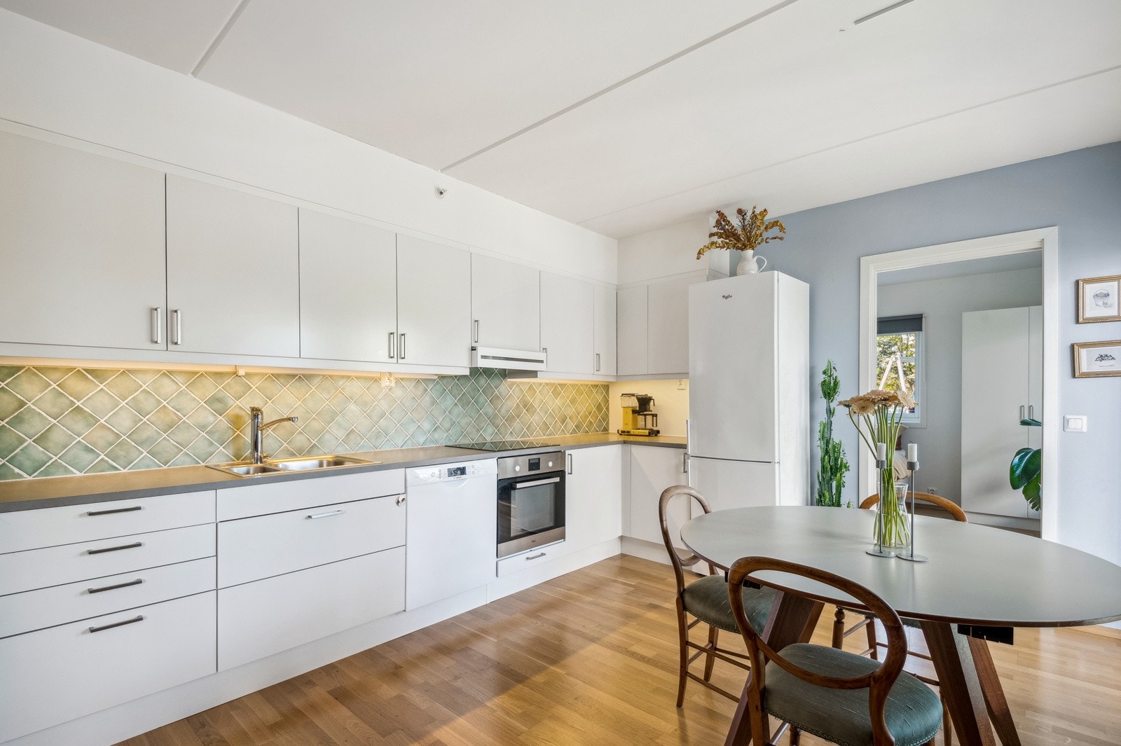 Kjøkkenet har tidløs innredning og mye oppbevaringsplass Galleribilde