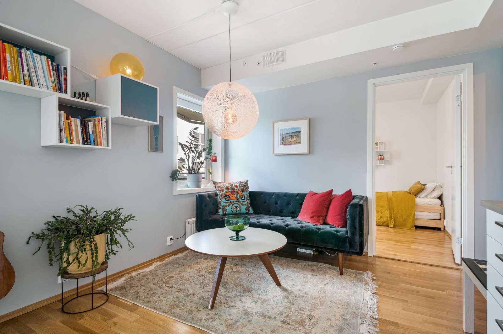 Det er to soverom i boligen, som befinner seg i hver sin ende av leiligheten Galleribilde