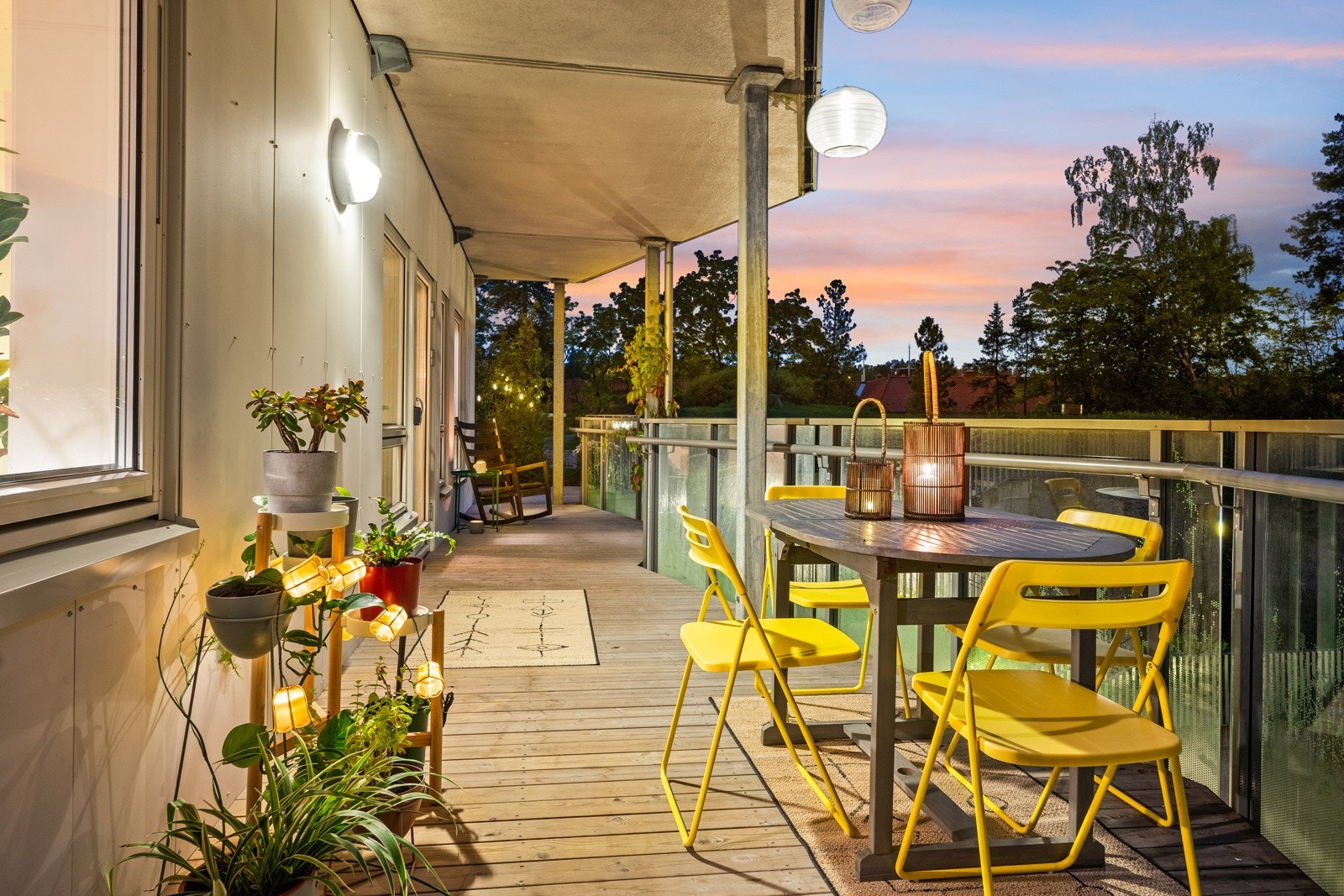 Balkongen er romslig, med plass til sittegrupper og grill Galleribilde