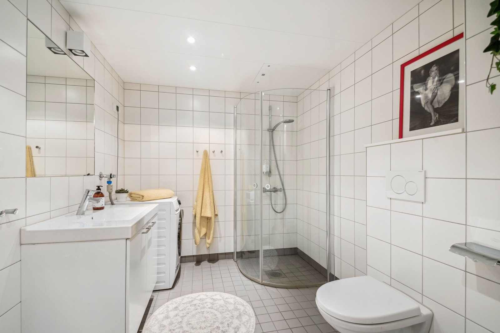 Badet er romslig og pent, med elektriske varmekabler og opplegg for vaskemaskin Galleribilde