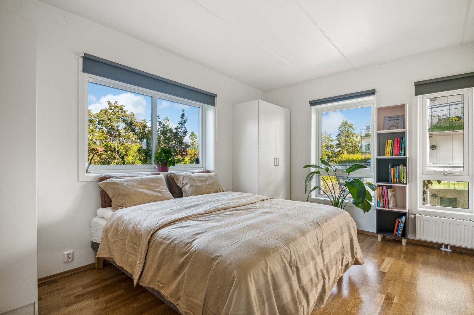 Soverommet ligger på hjørnet av bygget, og har derfor vinduer i to himmelretninger Galleribilde