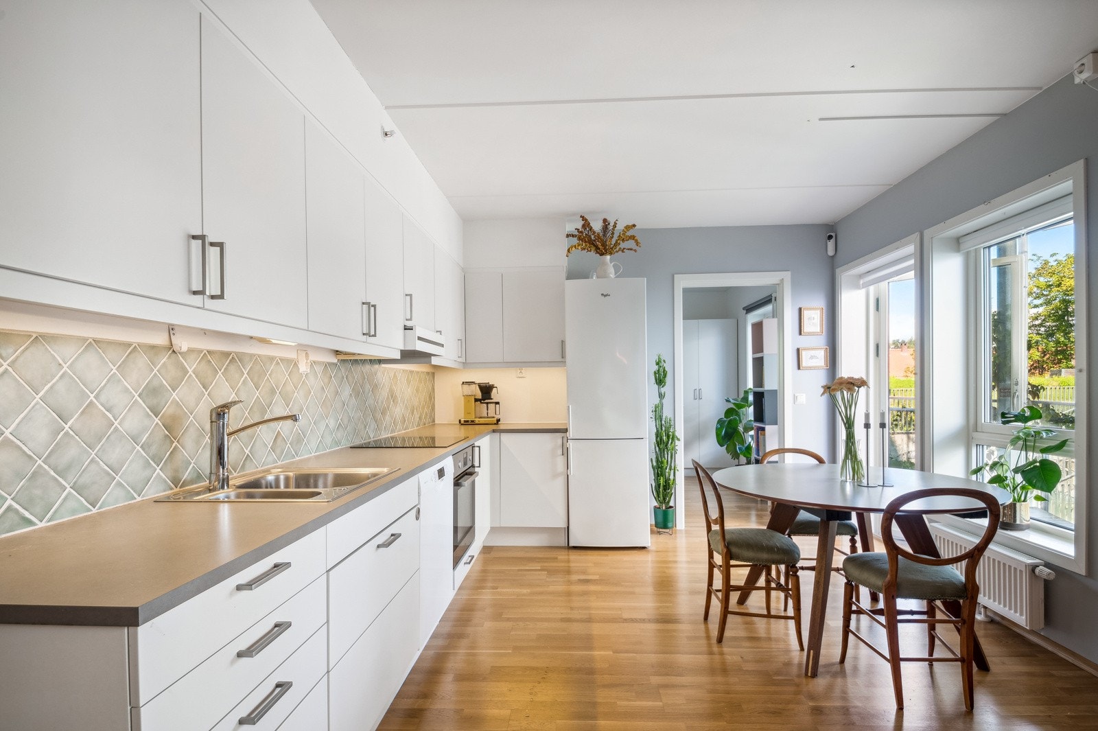 Lyst allrom med store vindusflater Galleribilde