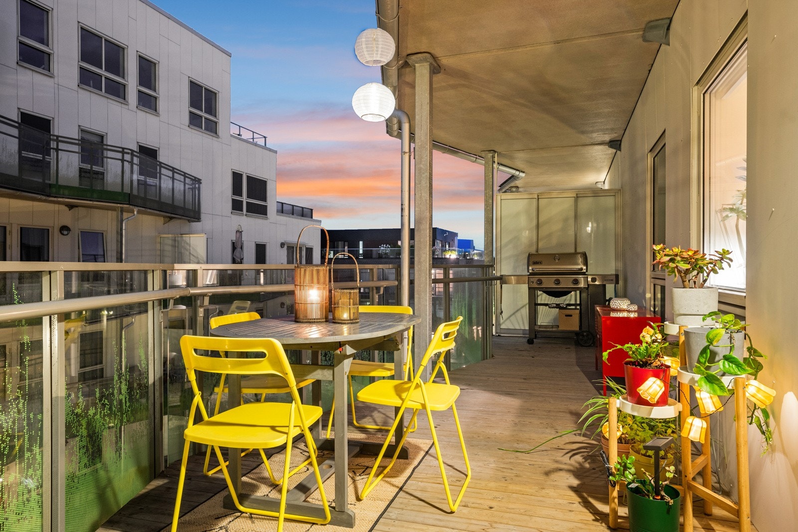 Boligen har to sammenhengende uteområder, en balkong på ca. 25 kvm og en markterrasse på ca. 17 kvm Galleribilde