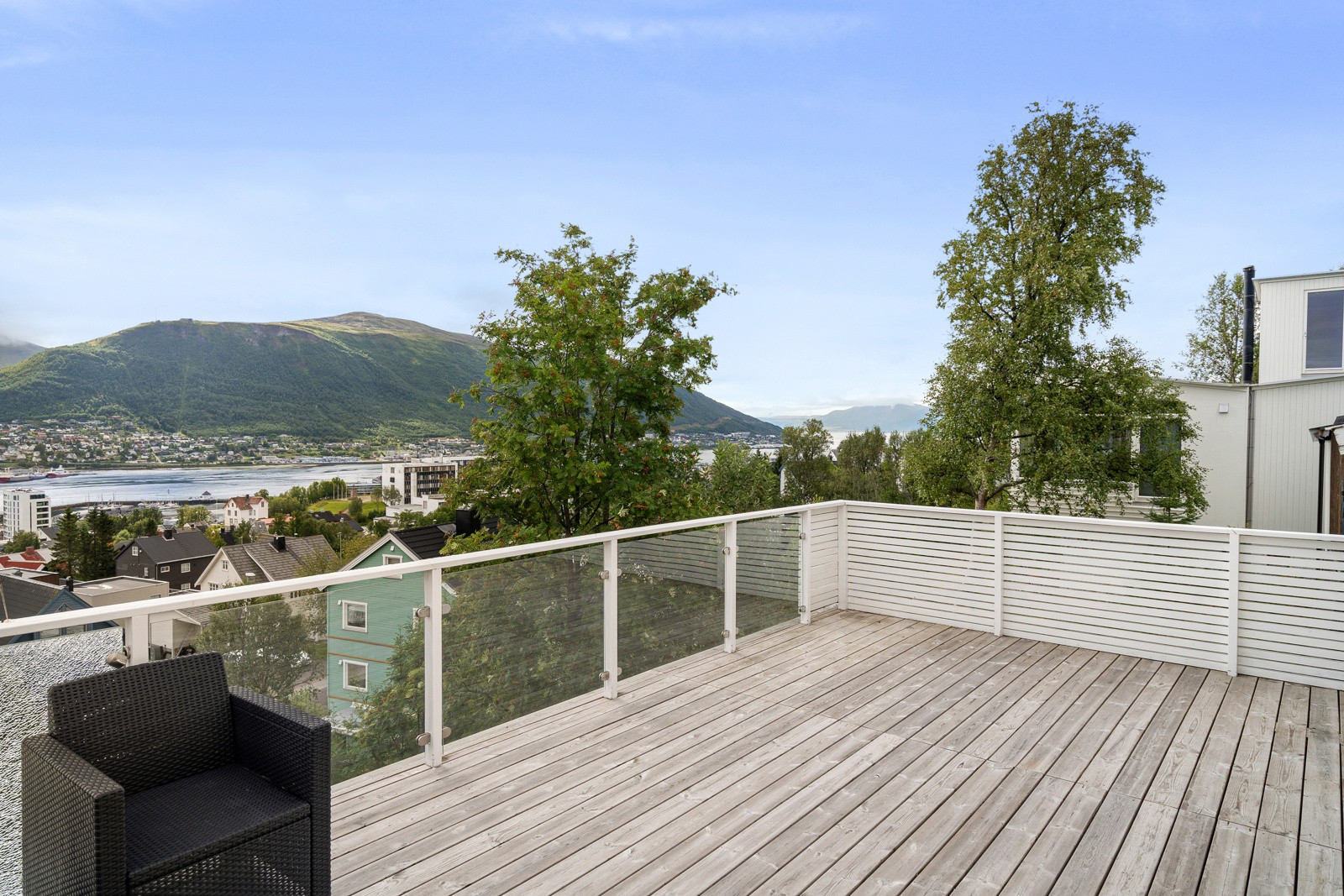 På verandaen har du god plass til utemøbler, grill og beplantning!