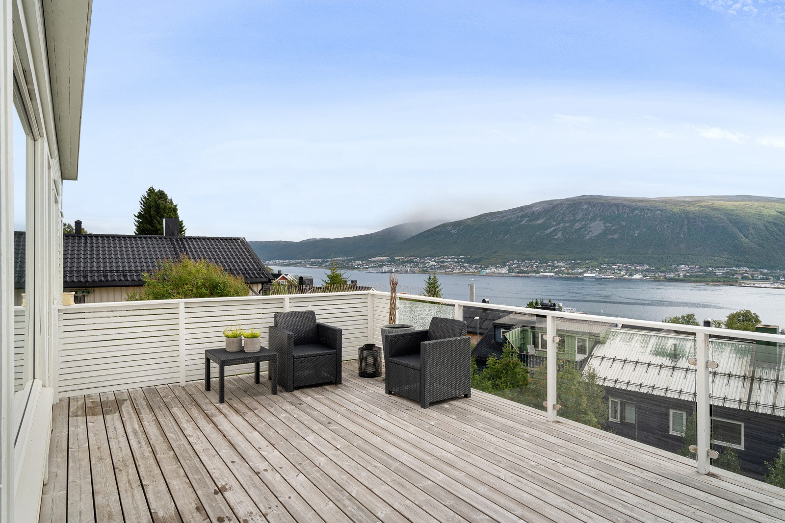 Terrassen byr på strålende sol- og utsiktsforhold.