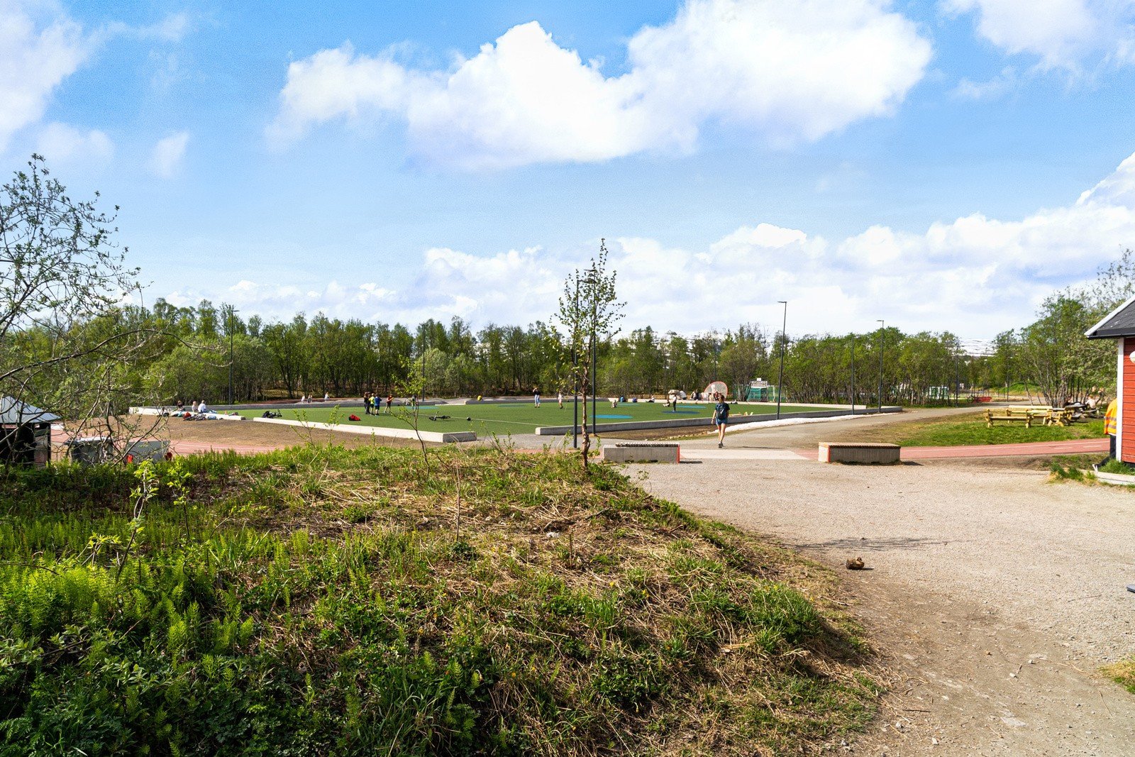 Gangavstand til Charlottenlund hvor du blant annet finner ballbinge, sandvolleyballbaner, bålplasser, gapahuk, og klatretårn.