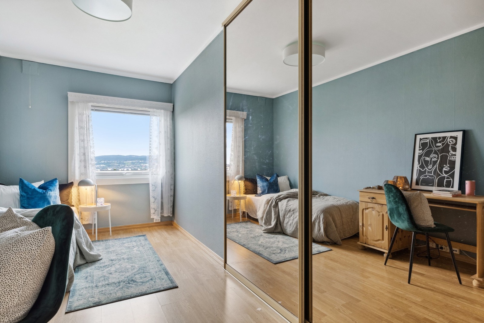 Soverom 2 er på 11 kvm med en romslig skyvdørsgardrobe. Galleribilde