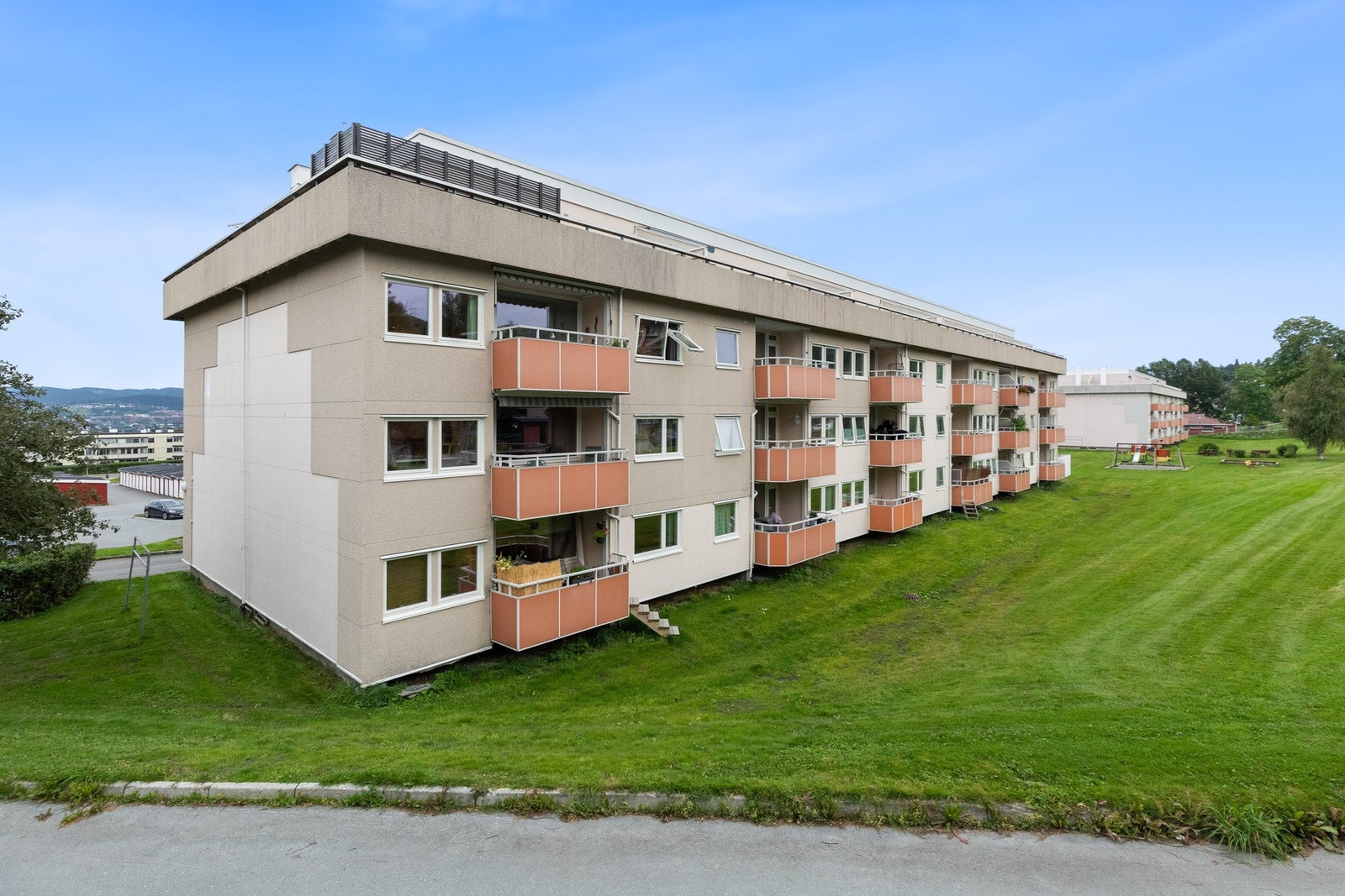 Super beliggenhet; leiligheten ligger i 2. etasje, i enden av en bygning som ligger i enden av borettslaget. Galleribilde