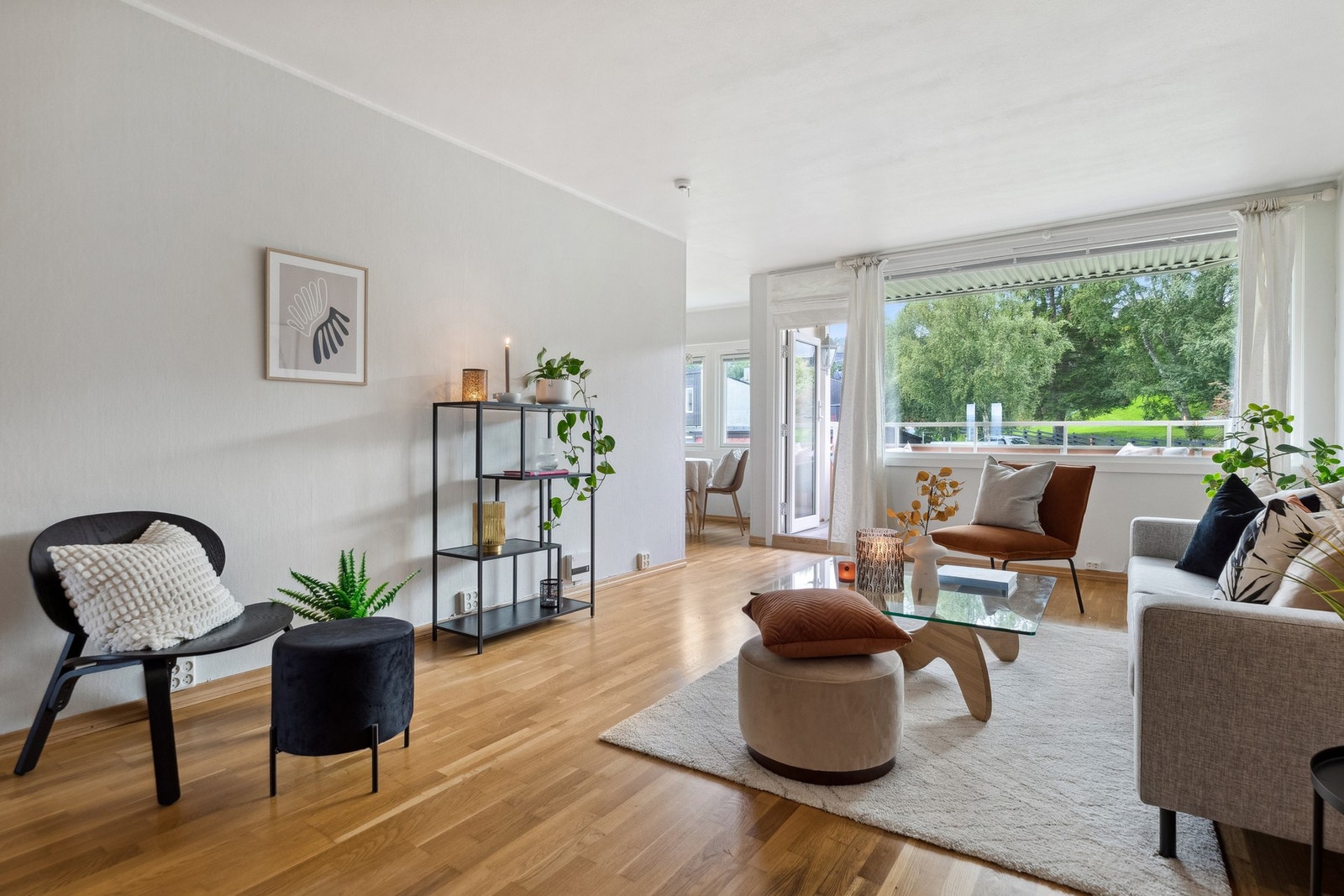 Sys og luftig stue med tilbaketrukket spisestue og utgang til takoverbygd og solrik veranda. Galleribilde