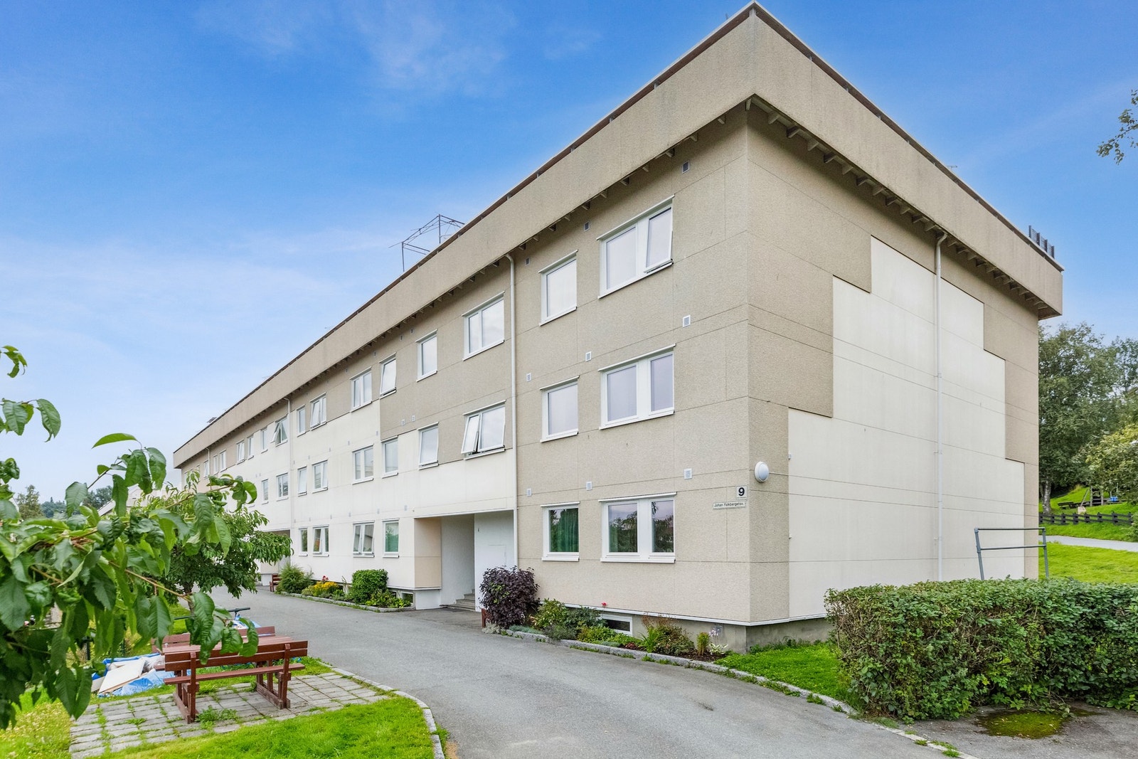 Fasade/inngangsparti. Det er sportsboder i kjelleren. Galleribilde