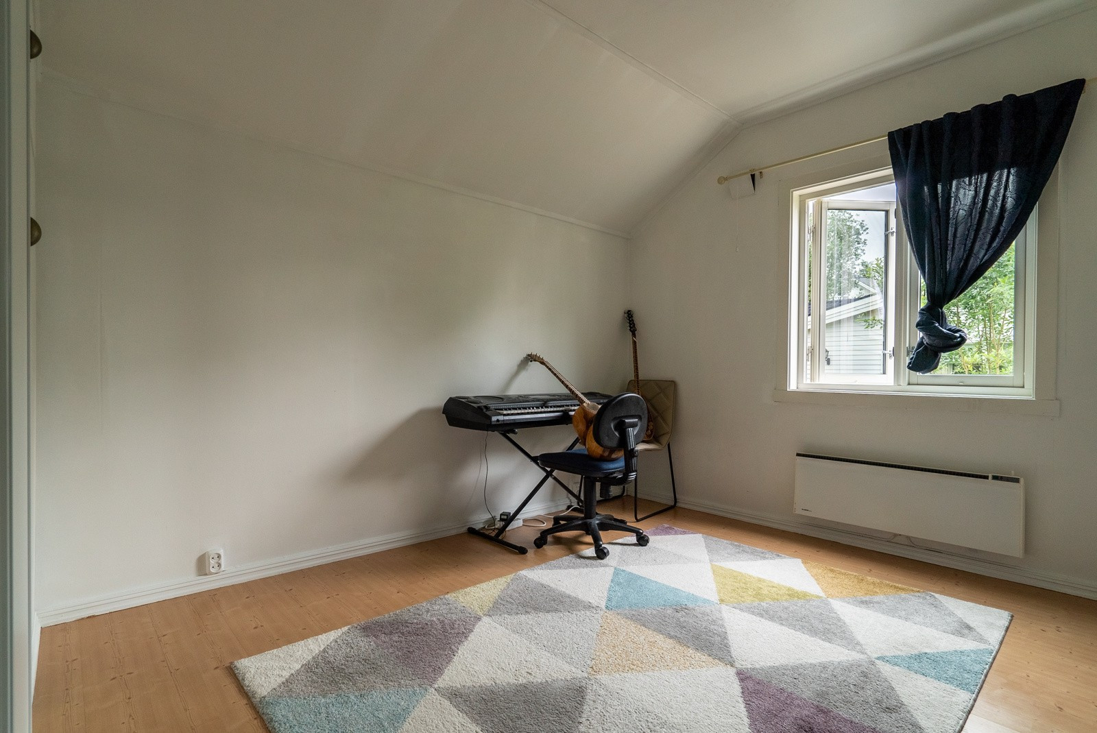 Begge vendt ut mot stille og rolige omgivelser.