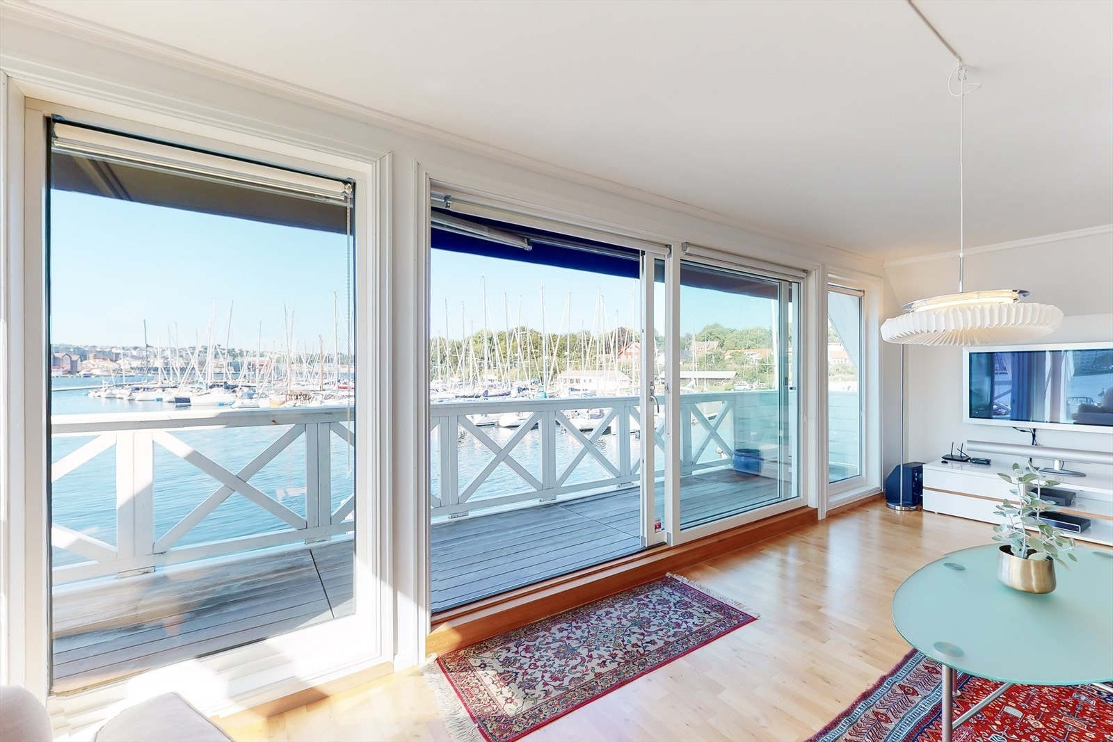 Stue ut mot terrasse - Livingroom Galleribilde