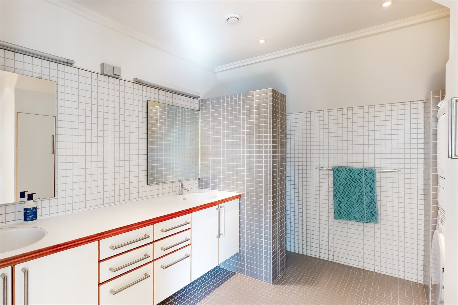 Lyst og lekkert bad - Bathroom Galleribilde