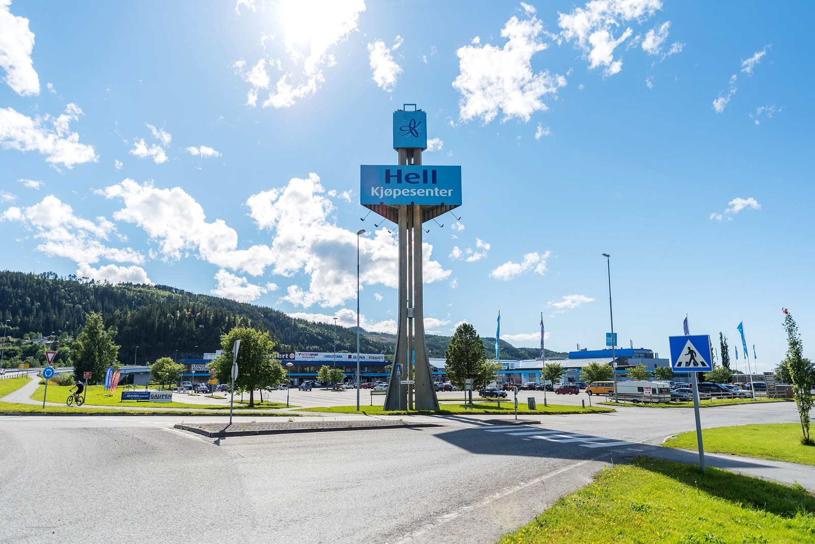 Fra Furulia er det kort vei til Hellsenteret hvor det fins bl.a. Rema 1000, apotek, Hell treningssenter, frisør og butikker. Galleribilde