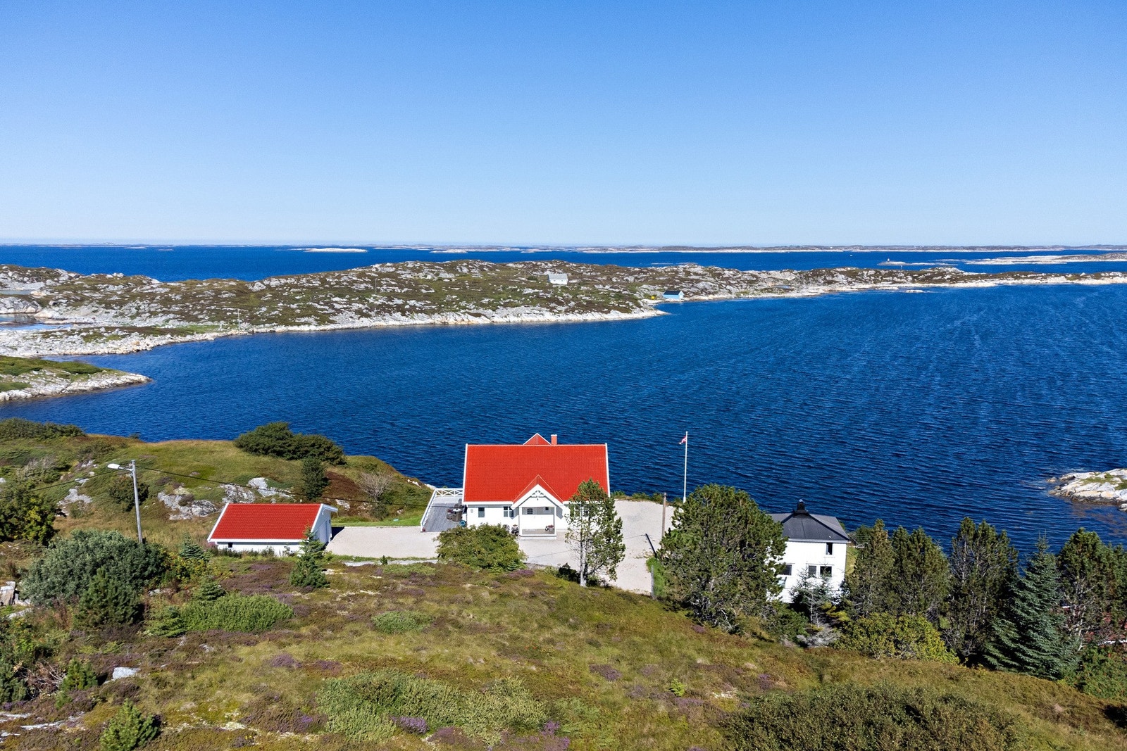 Straumskagveien 43 er et eldre hus på 71 kvm bygd i 1947. Boligen har bl.a 3 soverom, bad, kjøkken og stue. Denne boligen har oppussingsbehov for å oppnå dagens standard Galleribilde